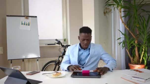Πορτρέτο Του Σοβαρού Έξυπνου Νεαρού Αφροαμερικανού Που Κάθεται Στο Τραπέζι — Αρχείο Βίντεο