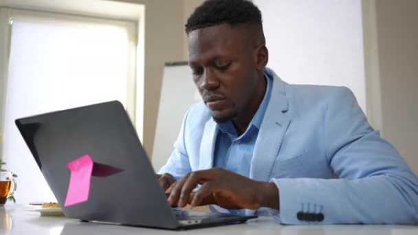 Konsentrat Pemuda Bersetelan Mengetik Pada Laptop Keyboard Memiliki Sakit Kepala — Stok Video