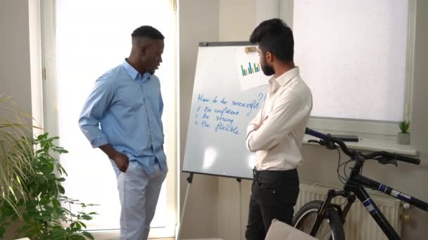 Giovani Uomini Intelligenti Afroamericani Mediorientali Che Discutono Consigli Successo Piedi — Video Stock