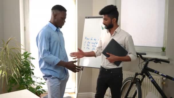 Молодые Позитивные Мужчины Ближнего Востока Афроамериканцы Пожимают Друг Другу Руки — стоковое видео