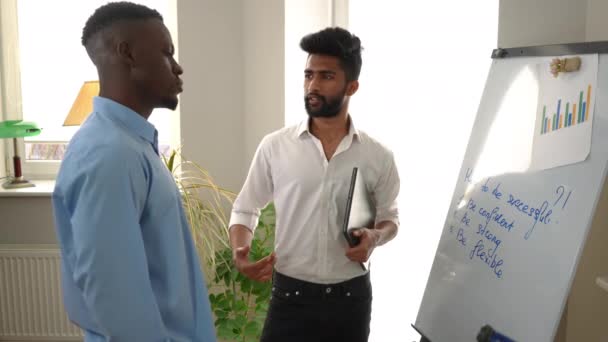 Porträtt Unga Intelligenta Mellanöstern Coach Talar Med Afroamerikanska Startuper Förklara — Stockvideo