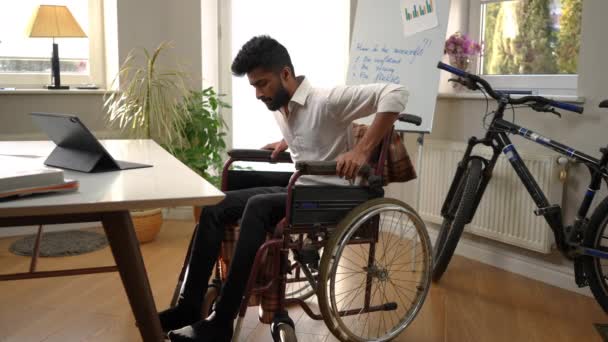 Weitschossener Junger Motivierter Mann Aus Dem Nahen Osten Rollstuhl Müht — Stockvideo