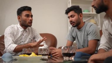 Evdeki oturma odasında rahat koltukta oturan arkadaşlarıyla dedikodu yapan genç adamın portresi. Yakışıklı, kendinden emin Orta Doğulu bir adam hafta sonu arkadaşlarıyla buluşup eğleniyor.