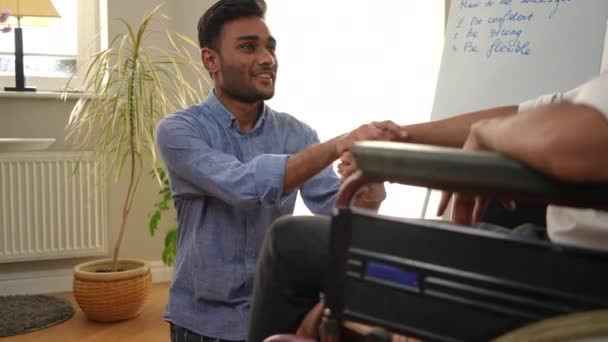 Positiv Lächelnder Junger Mann Aus Dem Nahen Osten Der Sich — Stockvideo