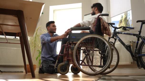 Широкий Снимок Боковой Вид Положительный Человек Инвалидной Коляске Разговаривает Радостным — стоковое видео