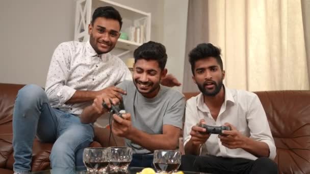 Front View Χαρούμενα Χιλιετή Άνδρες Φίλοι Gaming Joysticks Μιλώντας Χαμογελώντας — Αρχείο Βίντεο