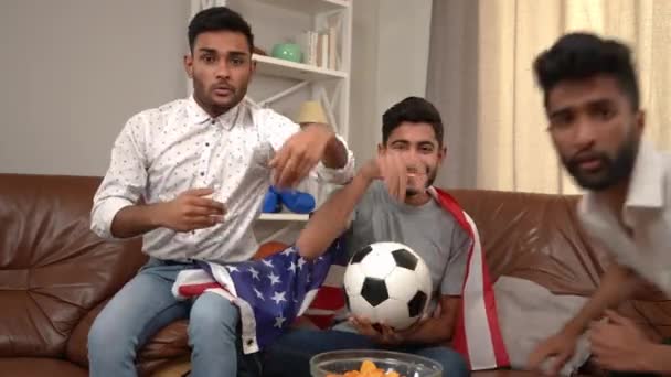 Beyzbol Topu Amerikan Bayrağıyla Heyecanlı Orta Doğulu Erkekler Kanepede Oturup — Stok video