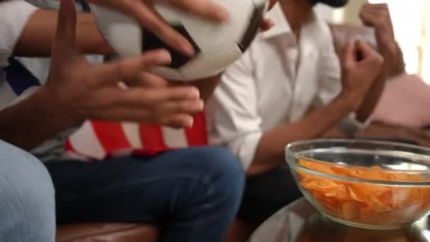 Futbol Topuyla Tanınmayacak Kadar Heyecanlı Taraftarlar Oturma Odasında Oturmuş Televizyon — Stok video