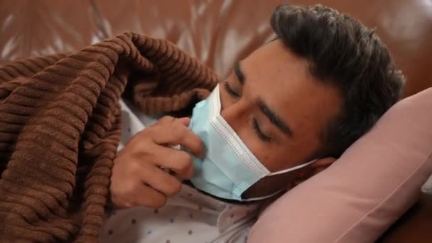 코로나 바이러스의 소파에서 기침을 근육통을 마스크를 있습니다 구역에서 집안에 바이러스성 — 비디오