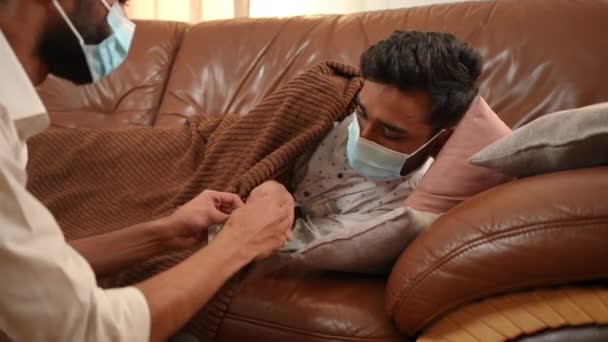 Covid Maskeli Hasta Orta Doğulu Genç Bir Adam Kanepeye Uzanmış — Stok video
