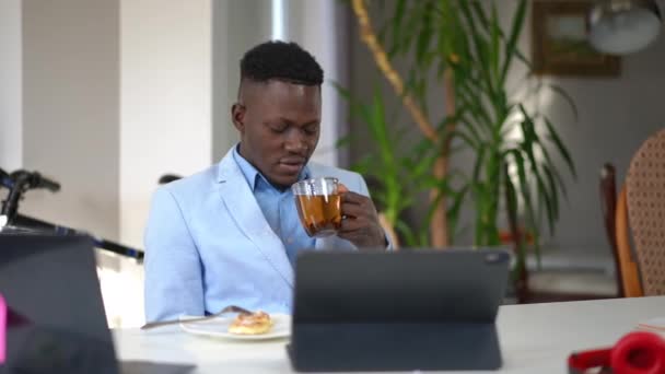 Egy Afro Amerikai Fiatalember Teát Iszik Reggel Irodában Önbizalomgerjesztő Sikeres — Stock videók