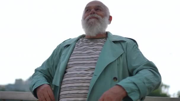 Glücklicher Älterer Mann Der Bei Sonnenschein Auf Der Stadtstraße Die — Stockvideo