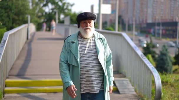 Vooraanzicht Oude Blanke Man Loopt Stad Met Symptomen Van Een — Stockvideo
