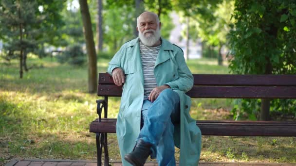 Portrait Old Lonely Caucasian Man Sitting Bench Park Looking Camera — Vídeos de Stock