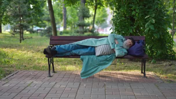 Wide Shot Old Homeless Man Sleeping Bench Young Unrecognizable Woman — 비디오