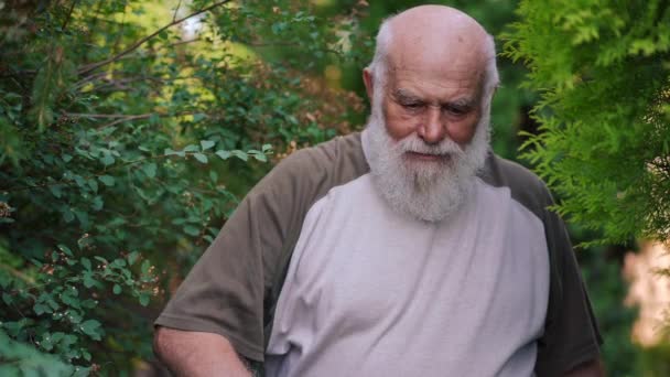 Portré Szakállas Öregemberről Aki Izzadságot Dörzsöl Homlokáról Miközben Kezét Sóhajtozva — Stock videók