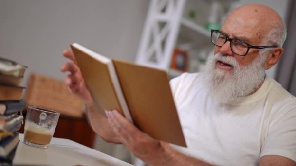 Sudut Melihat Potret Cerdas Percaya Diri Senior Pria Dalam Kacamata — Stok Video