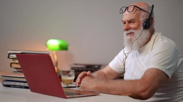 Homme Souriant Senior Appuyant Sur Clavier Ordinateur Portable Agitant Parler — Video
