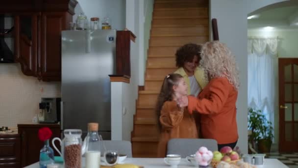 Glada Barn Som Går Ner Och Kramar Kvinnan Leende Älskade — Stockvideo