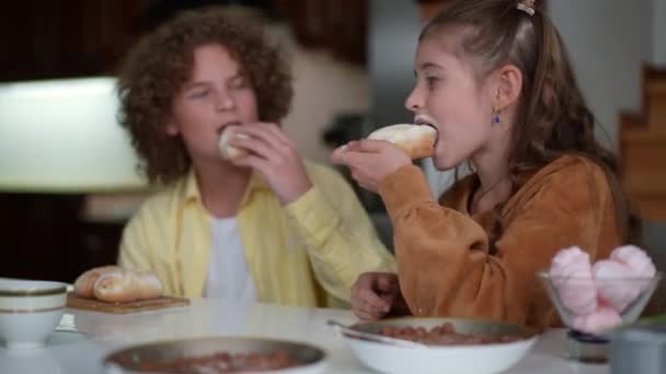 Retrato Menina Alegre Com Açúcar Cara Rindo Comer Pão Saboroso — Vídeo de Stock