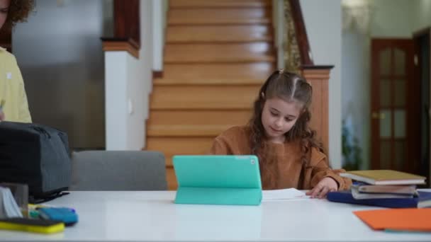 Menina Inteligente Concentrada Fazendo Lição Casa Como Menino Triste Retornando — Vídeo de Stock