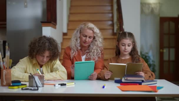 Concentrado Positivo Mãe Navegar Internet Tablet Digital Assistindo Filho Filha — Vídeo de Stock