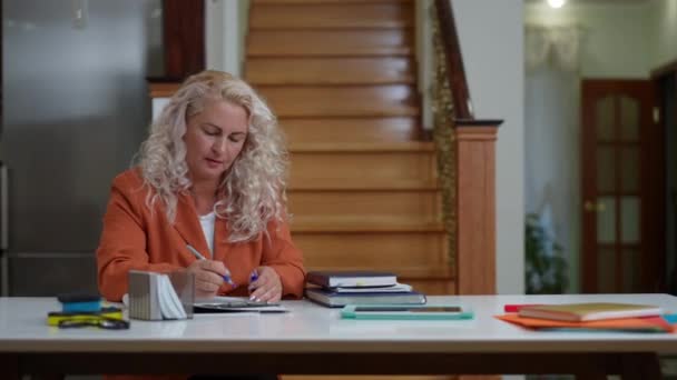 Busy Concentrated Mother Ignoring Children Returning Home School Portrait Focused — Video Stock