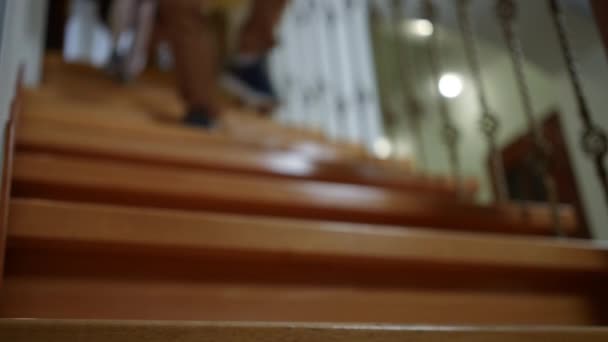 Füße Des Jungen Der Zeitlupe Die Treppe Hinuntergeht Während Das — Stockvideo