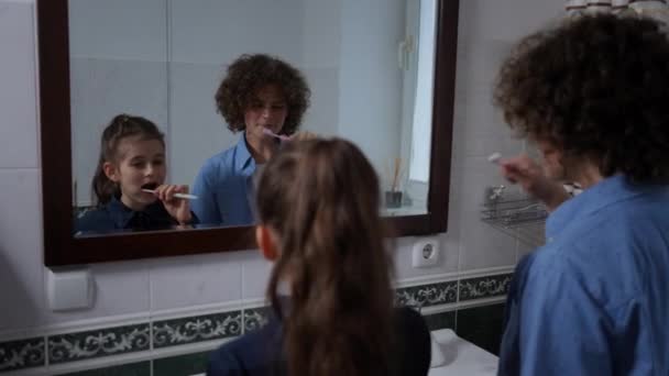 Brother Sister Brushing Teeth Talking Reflecting Bathroom Mirror Reflection Positive — Vídeo de Stock