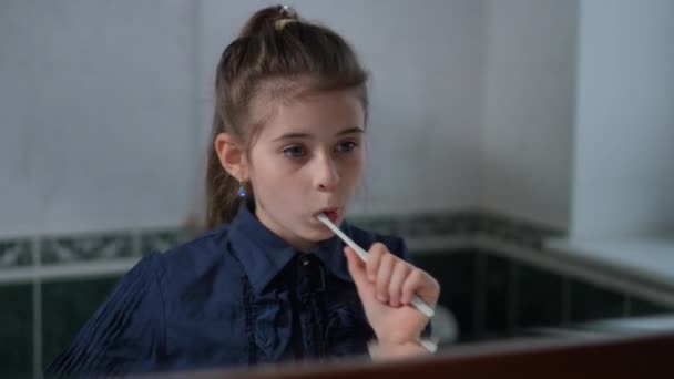 Evde Banyoda Gülümseyen Dişlerini Fırçalayan Güzel Bir Kızın Yansıması Mutlu — Stok video