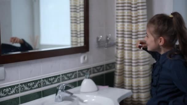 Χαρούμενο Κορίτσι Που Χορεύει Στο Μπάνιο Κρατώντας Οδοντόβουρτσα Στο Χέρι — Αρχείο Βίντεο
