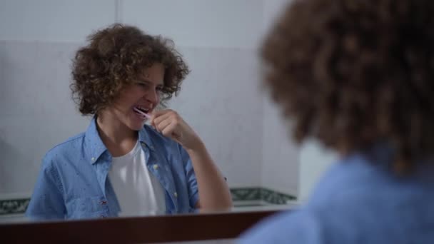 Shooting Shoulder Caucasian Boy Brushing Teeth Reflecting Mirror Reflection Portrait — Vídeo de Stock