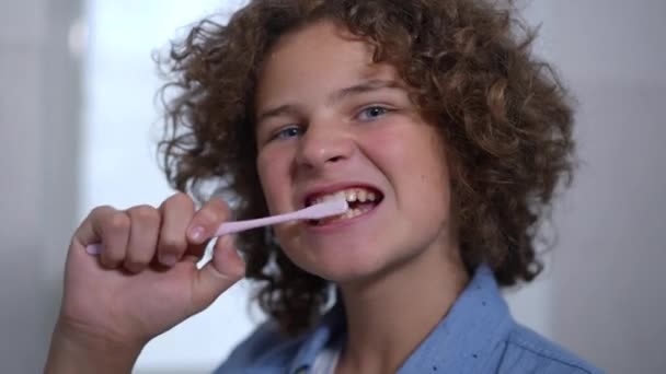 Κοντινό Μελαχρινό Αγόρι Μπλε Μάτια Που Βουρτσίζει Δόντια Του Κοιτάζοντας — Αρχείο Βίντεο