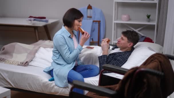 Ampla Tiro Positivo Marido Mulher Comer Sanduíches Falando Sorrindo Homem — Vídeo de Stock