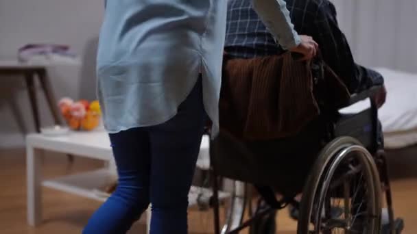 Sledování Záběru Neznámé Ženy Tlačící Invalidní Vozík Nemocným Mužem Postele — Stock video