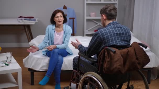 Zaniepokojona Żona Przekonuje Męża Wózku Inwalidzkim Brał Leki Rozmawiając Łóżku — Wideo stockowe
