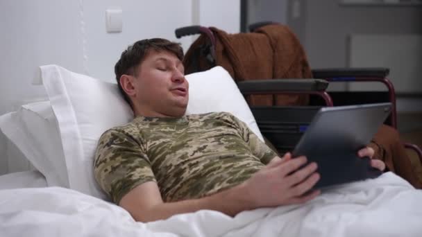 Homme Caucasien Moyen Plan Couché Lit Parlant Chat Vidéo Dans — Video