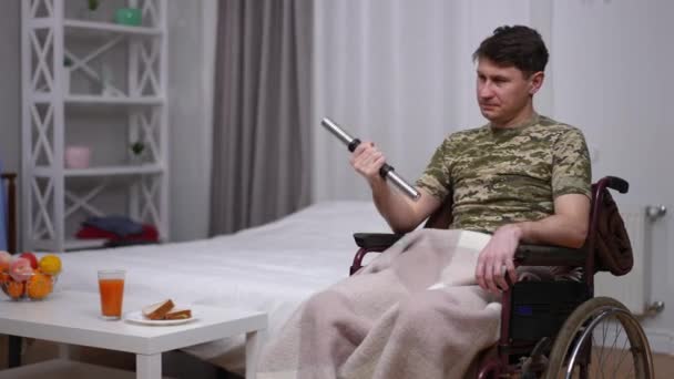Zmotywowany Biały Mężczyzna Khaki Shirt Siedzi Wózku Inwalidzkim Podnosząc Hantle — Wideo stockowe