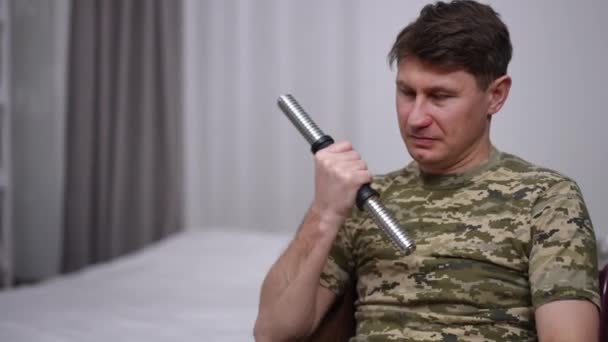 Živý Fotoaparát Oddálí Seriózního Motivovaného Vojáka Tréninku Invalidním Vozíku Soustředěný — Stock video