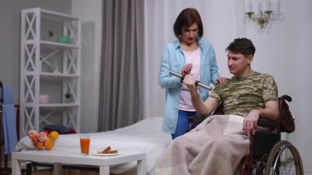 Muž Invalidním Vozíku Zvedá Činku Jako Žena Zajišťující Rozhovor Manželkou — Stock video