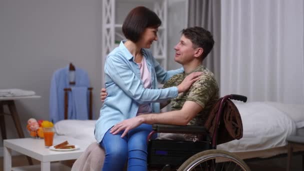 휠체어에 문지르며 여인을 집안에서 여가를 즐기고 모습의 유대와 — 비디오