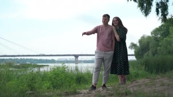 Tânărul Caucazian Încrezător Îndreptându Către Femeie Iubitoare Stând Malul Râului — Videoclip de stoc