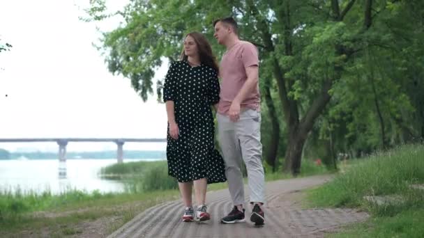 Amplo Tiro Feliz Abraço Casal Andando Beco Parque Falando Olhando — Vídeo de Stock