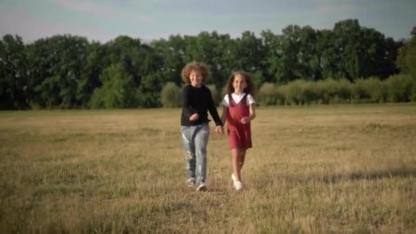 Wide Shot Kaukasische Schattige Jongen Mooi Meisje Rennen Naar Camera — Stockvideo