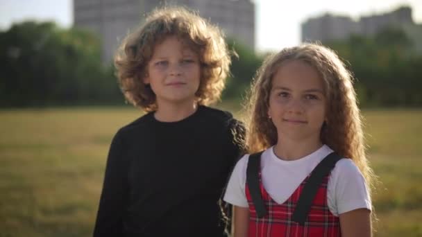 Bonito Crianças Caucasianas Posando Raios Sol Livre Abraçando Menino Menina — Vídeo de Stock