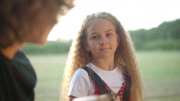 Gadis Kaukasia Cantik Duduk Padang Rumput Bawah Sinar Matahari Melihat — Stok Video