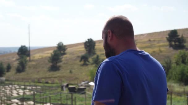 Pewny Siebie Brodaty Mężczyzna Spacerujący Promieniach Słońca Farmie Ślimaków Rozglądający — Wideo stockowe