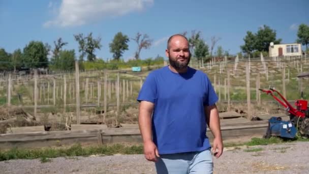 Retrato Tiro Médio Homem Caucasiano Andando Fazenda Caramujos Deixando Confiante — Vídeo de Stock