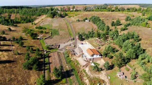Široký Záběr Hlemýžď Farma Malým Městem Zemědělskými Poli Pozadí Letecký — Stock video