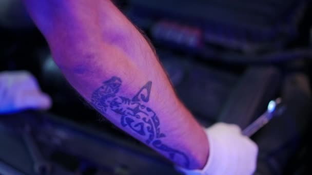 Närbild Tatuerad Manlig Arm Med Skiftnyckel Åtdragande Bultar Bilhuven Hög — Stockvideo